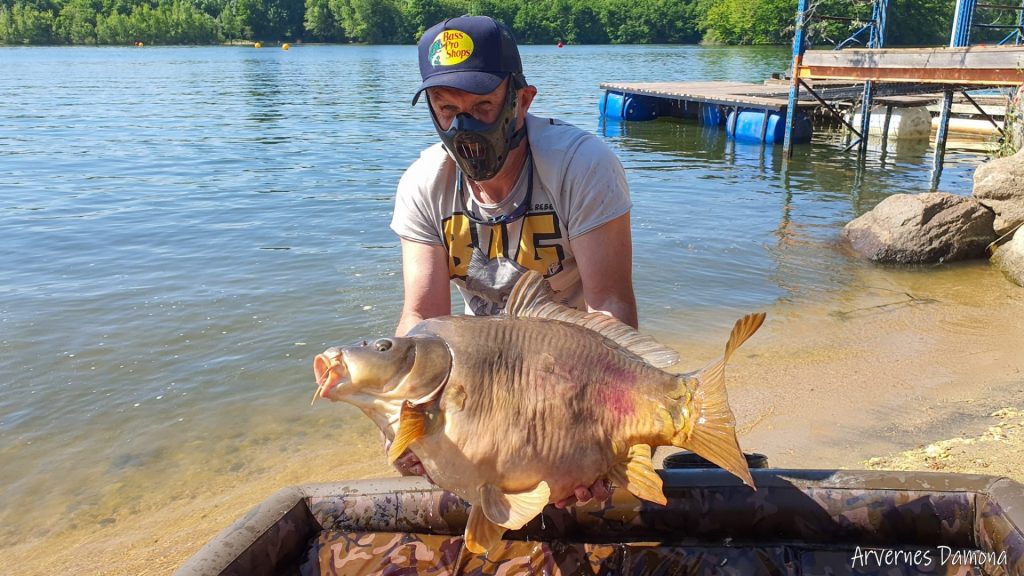 Pêche et Jet-Ski en Harmonie à l’Étang Arvernes Damona ! 5 pecheur7 1