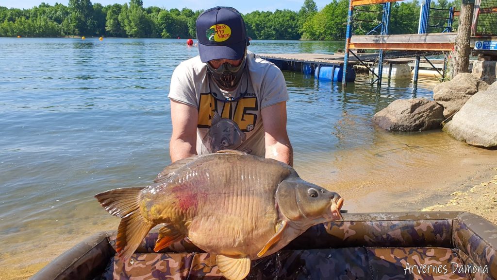 Pêche et Jet-Ski en Harmonie à l’Étang Arvernes Damona ! 7 pecheur7 3