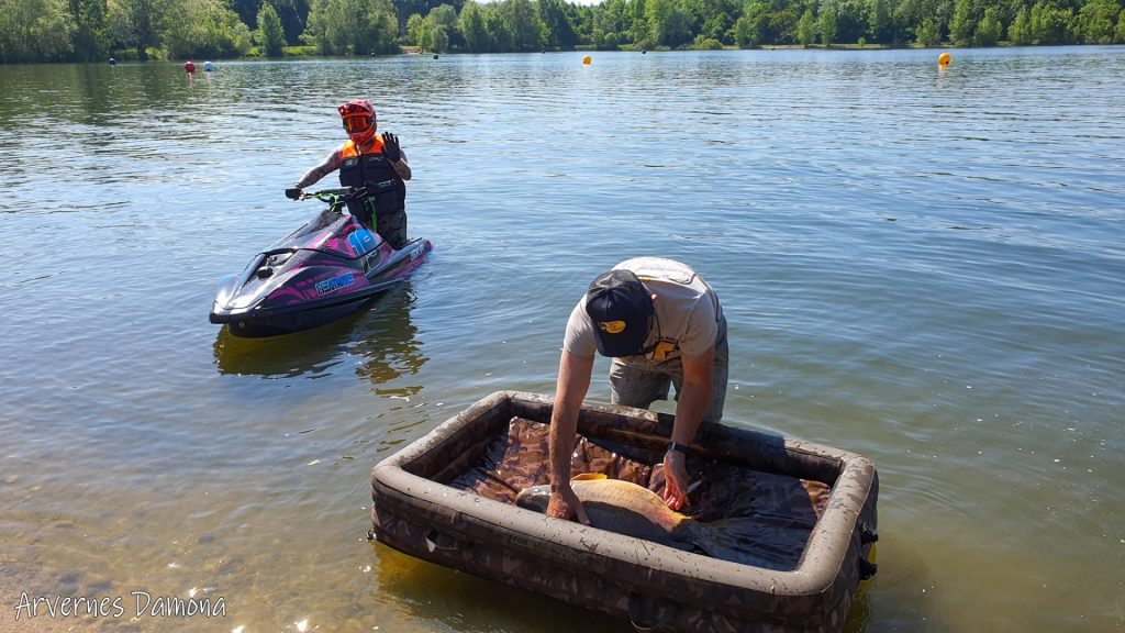 Pêche et Jet-Ski en Harmonie à l’Étang Arvernes Damona ! 9 pecheur7 5