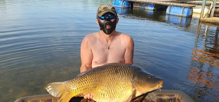 Session pêche explosive à l’étang Arvernes Damona : une carpe de 22 kg sortie à l’aube ! Calou négocie avec une Carpe de 22kg