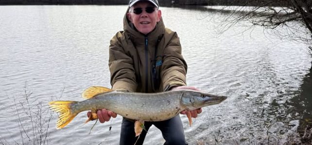 Pêche du brochet à l’Étang Arvernes Damona : une journée mémorable entre passion, respect et belles prises