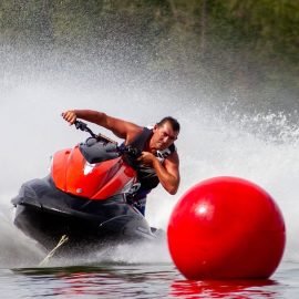 Jet-ski en famille à l’Étang des Arvernes Damona : liberté, sensations et complicité