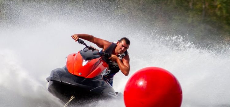 Jet-ski en famille à l’Étang des Arvernes Damona : liberté, sensations et complicité