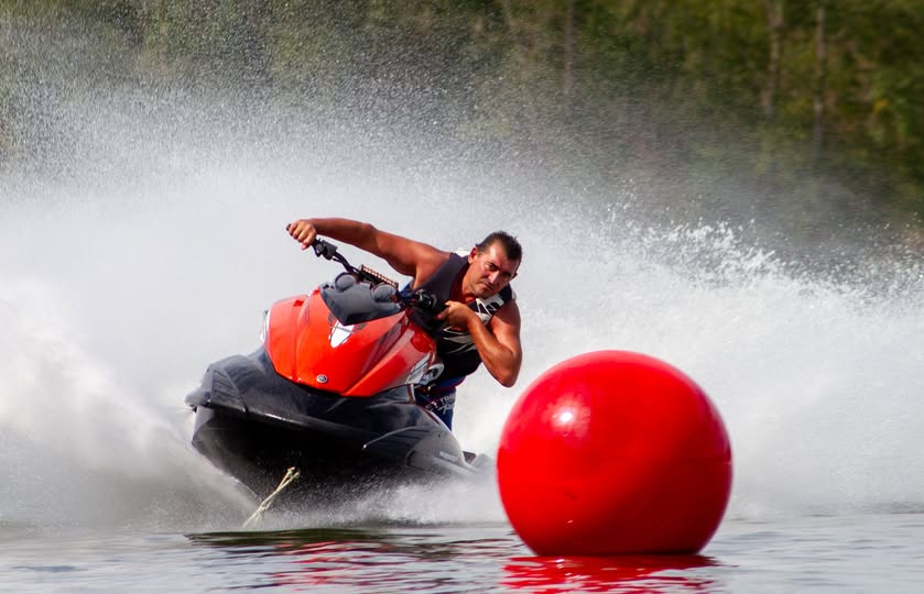 Jet-ski en famille &agrave; l&rsquo;&Eacute;tang des Arvernes Damona : libert&eacute;, sensations et complicit&eacute;